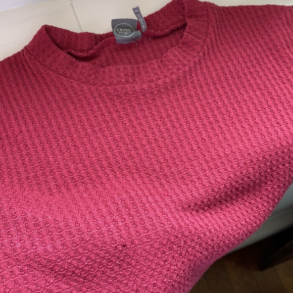 Waffle style t-shirt with ruffled scallop sleeves and hem - Picture 4 of 4